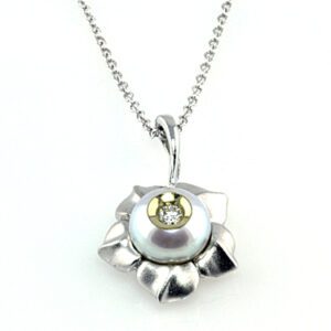 PEARL AND DIAMOND PENDANT IN 14 KARAT WHITE GOLD