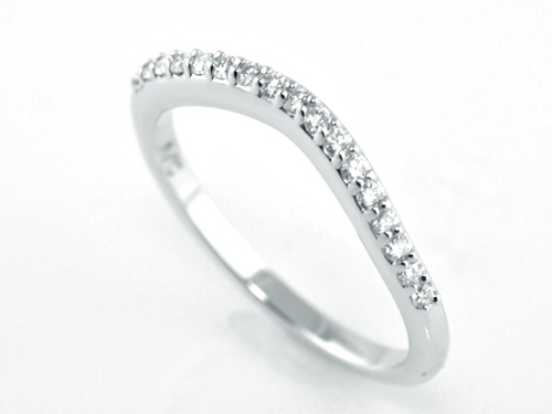 curve diamond wedding band in 14 karat white gold (17 round diamonds)